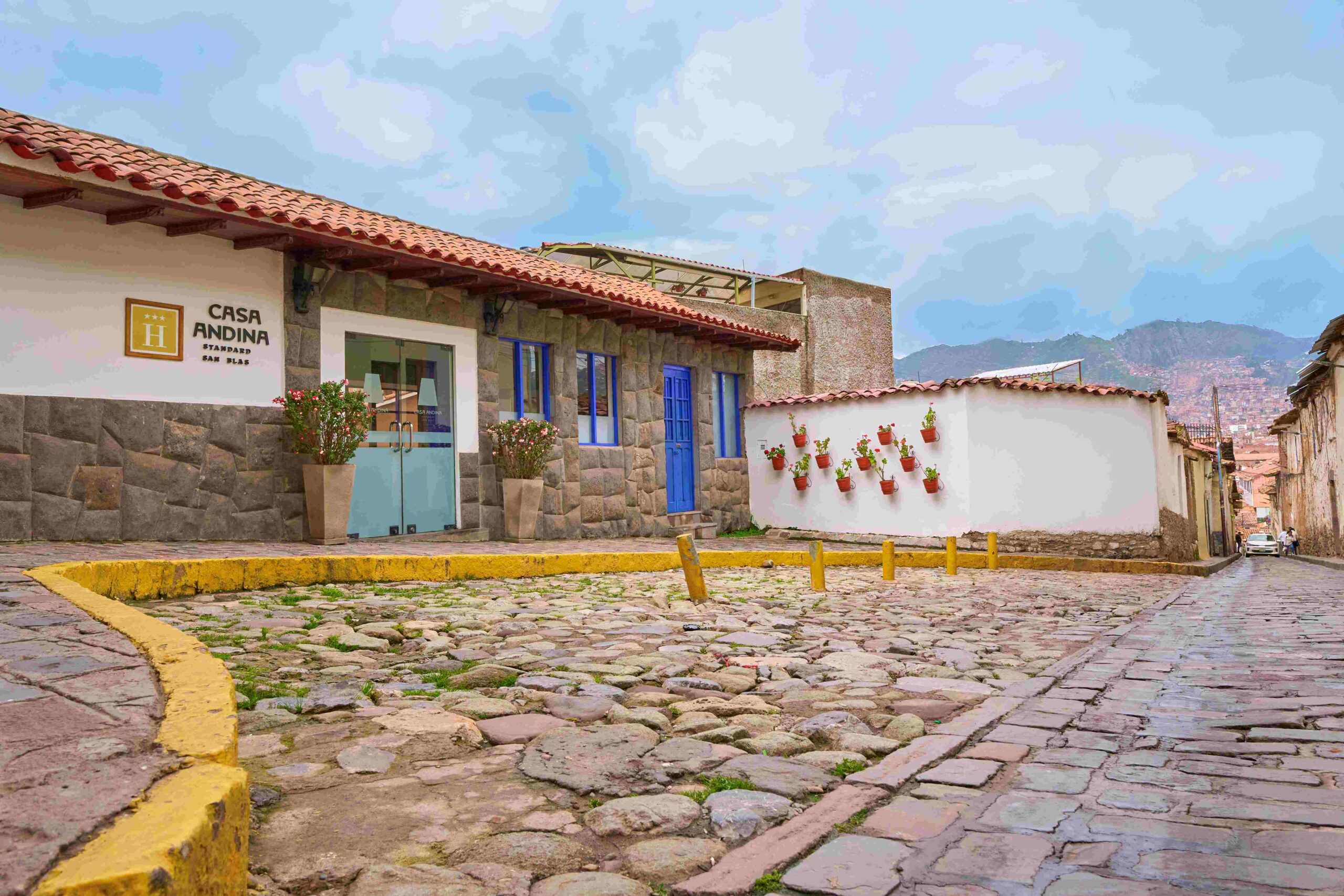 Descubra Machu Picchu: Misticismo, Turismo Sustentável e Conexão com a Natureza 6 fachada standard san blas 1743457761 scaled