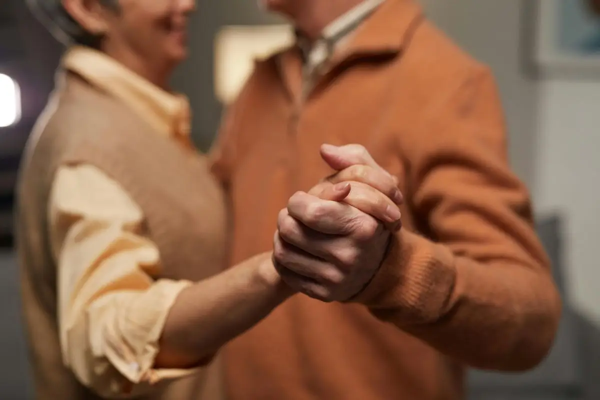 Musicoterapia: Melhora da Saúde e Bem-Estar na Terceira Idade 3 musicoterapia casal de idoso dancando