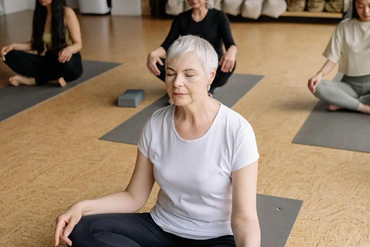 yoga adaptado 3 idade