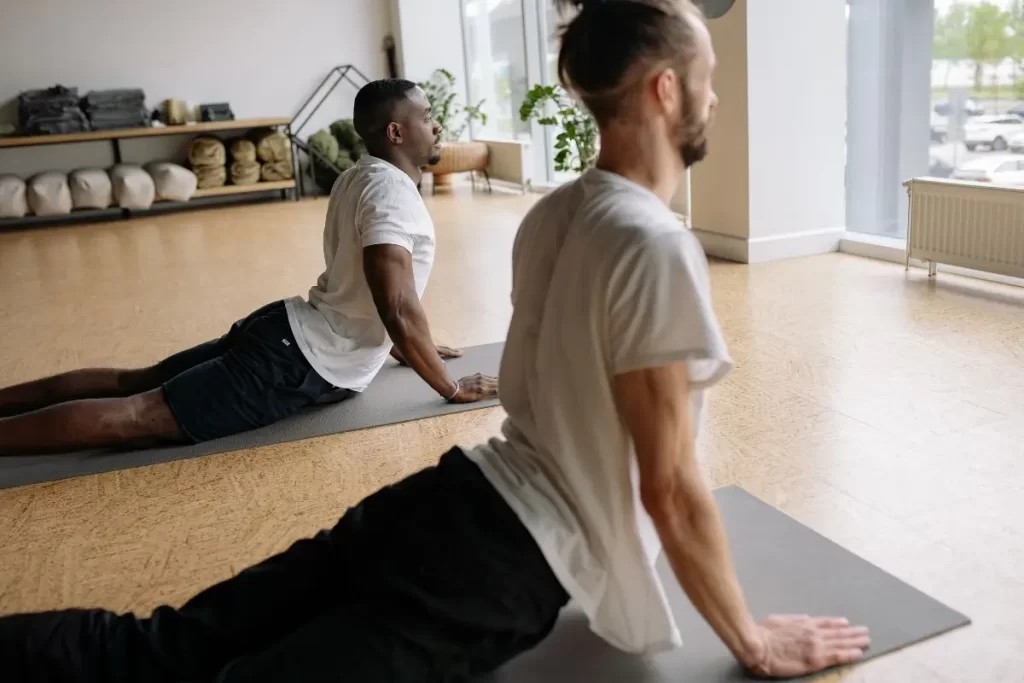 Explorando o Yoga para Homens: Benefícios, Desafios entre Iniciantes e Veteranos, e as Diferenças na Prática entre Homens e Mulheres 2 YOGA PARA HOMENS AULA