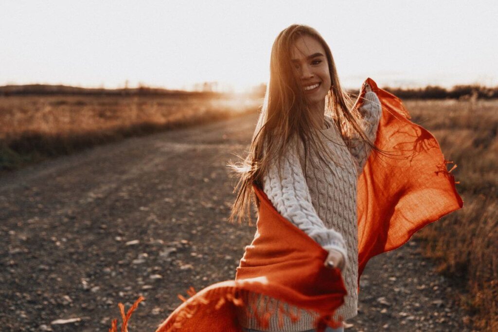 Sentimento de Felicidade e Bem-Estar: Como Cultivar uma Vida Plena 2 felicidade e bem estar moca sorrindo