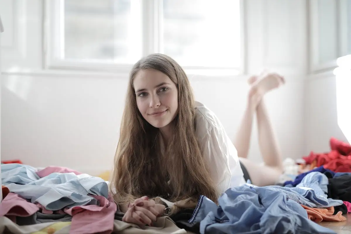 menina no quarto baguncado