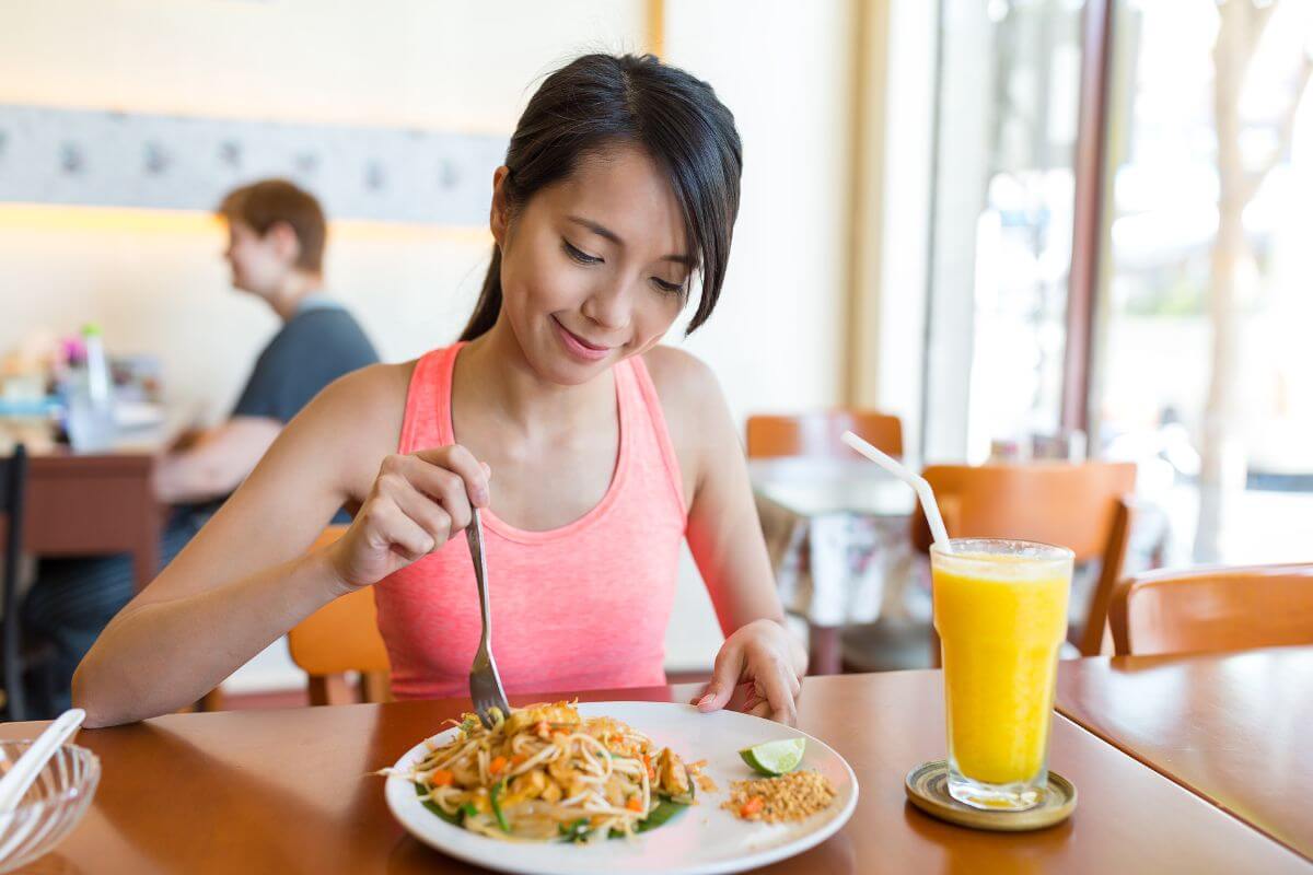 alimentacao saudavel x fast food praca de alimentacao