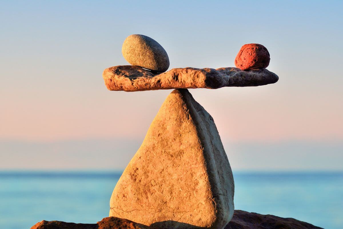 O equilíbrio entre mente e finanças é o alicerce do bem-estar financeiro sustentável. Construa uma base sólida e viva com mais leveza e propósito.