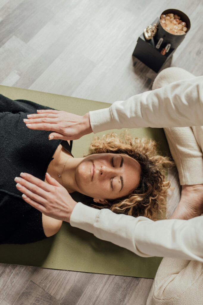 Reiki e Radiestesia: Como Potencializar o Equilíbrio Energético e Melhorar o Bem-Estar 3 pexels arina krasnikova 6998275